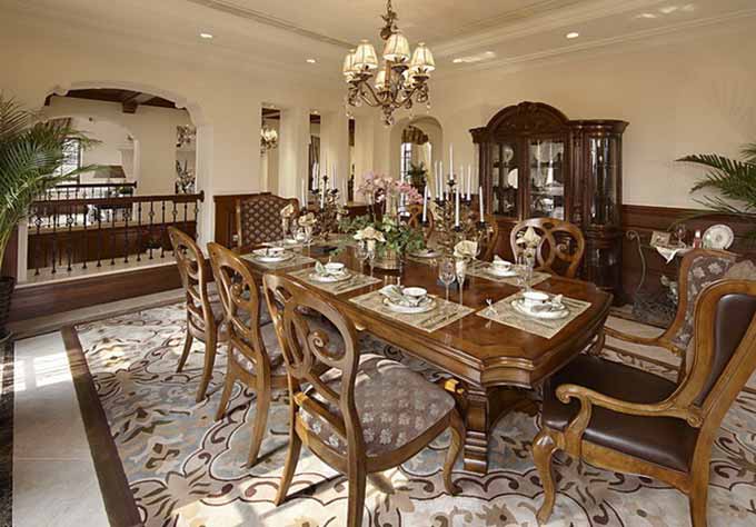 餐厅的设计格外大气，硬朗的木质餐桌与椅子添加了柔美的线条，地毯的花纹也略显复古。