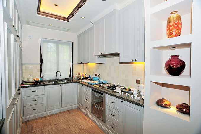 厨房的设计主要还以考虑使用性为主，吊柜底部的射灯设计，增加了采光。