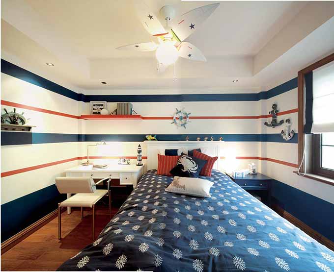 水手风的儿童房设计十分大胆，彩条的墙面设计延伸了空间。
