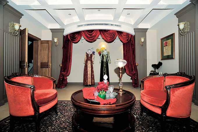 小会客区设计了精巧的家居布置，展示墙的设计将主人华丽的礼服展示出来。