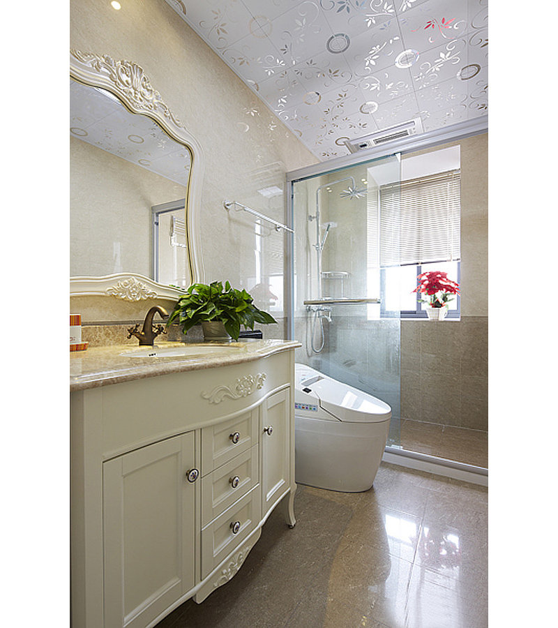 欧式典雅的洗浴池，增添了浴室格调。