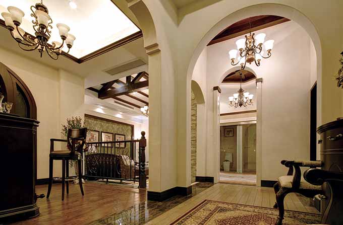 客厅作为待客区域，一般要求简洁明快，同时装修较其它空间要更明快光鲜。