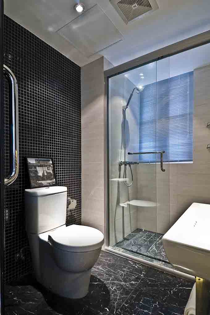 卫浴空间马赛克墙壁防水汽，实用而又美观。