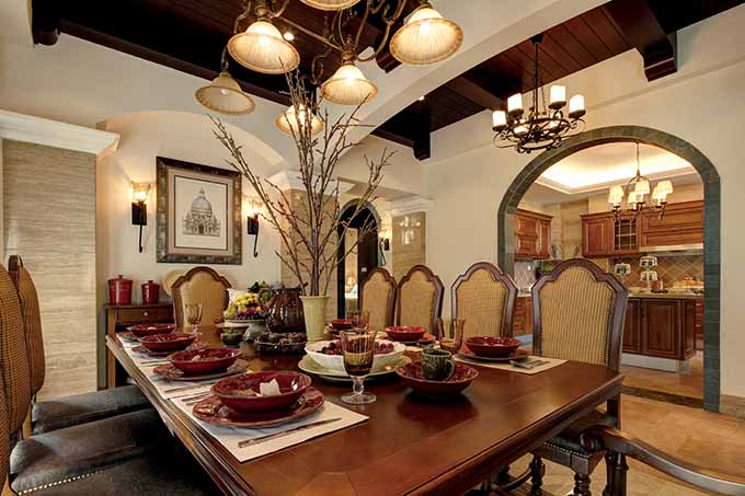 长方桌最适合一家人在一起聚餐，享受亲情的温暖。