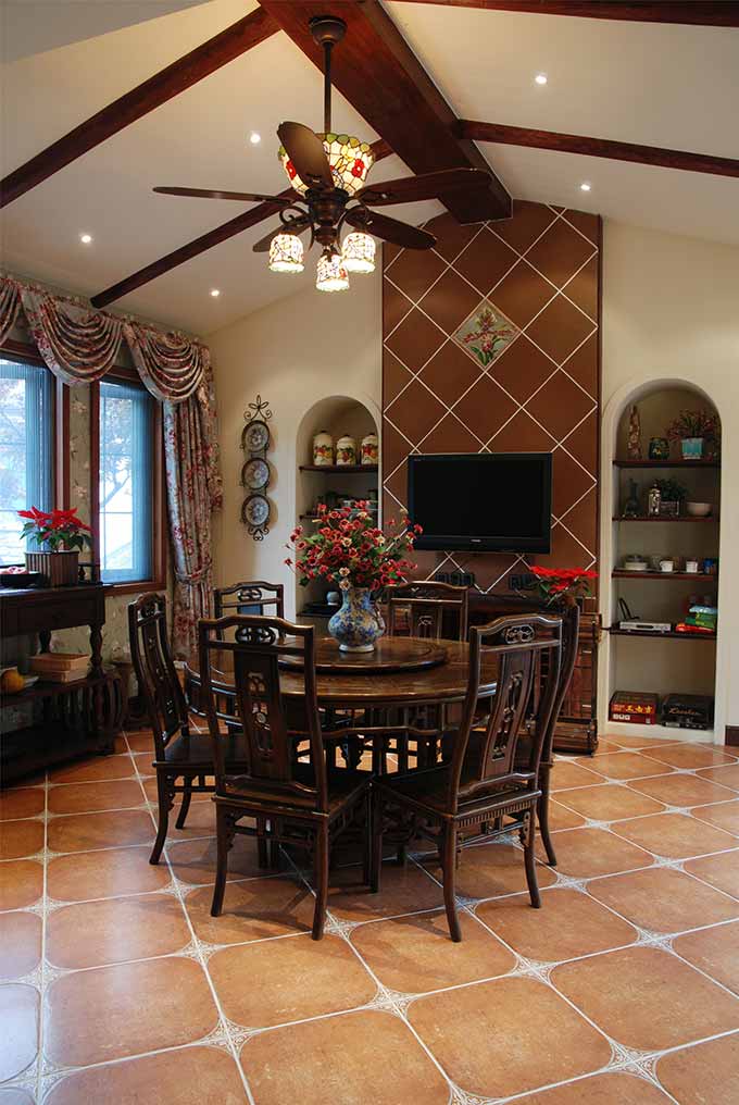 中式的桌椅，搭以休闲乡村的吊扇灯，营造出舒适的用餐氛围。