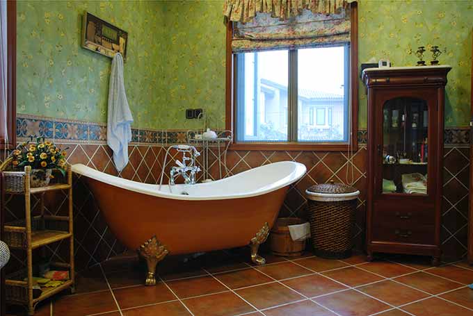 在整个空间中光凭借着瓷砖的色系就能感受到浓浓的地中海风情了，卫浴柜的绿色与墙上的米色搭配在一起也并不显得突兀，反倒让这间卫浴空间更显现出它的风格。