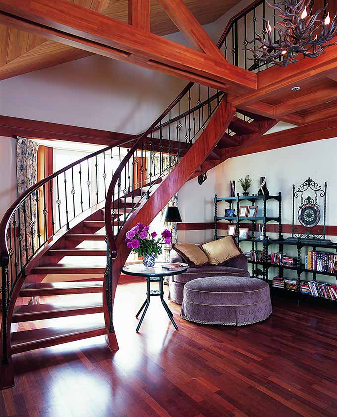 古朴的楼梯设计，与整体空间的风格更加和谐。