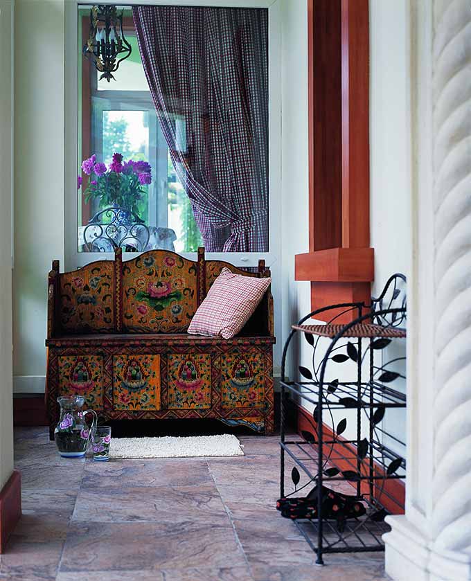 东南亚风格十足的靠椅，为空间增添了一丝简朴及惬意。