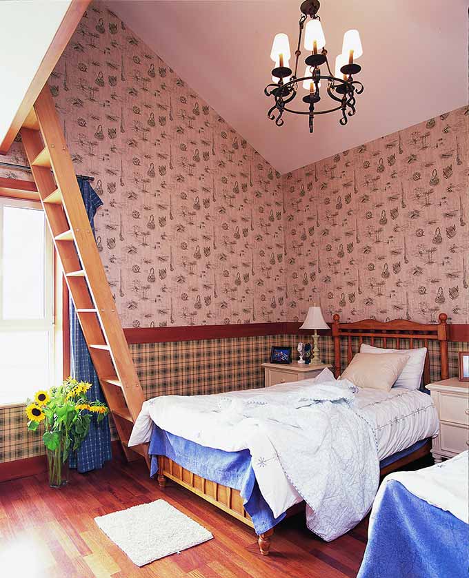 清新舒适的壁纸，搭以柔和的自然光，营造出舒适自然的睡卧空间。