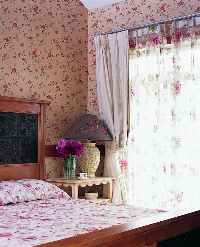 米色碎花的壁纸搭配碎花的床单，总是令人心情愉悦。