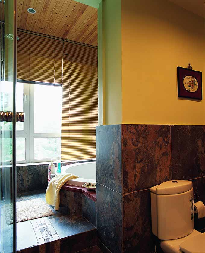 简洁的卫生间规划，将日常区与沐浴区相隔开，让生活更加方便。