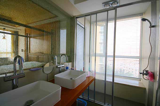 卫浴空间在保证充足光照的前提下，干湿区分离，实用且美观。