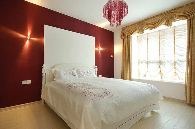 简单舒适的卧室，简单的颜色再搭以柔和的自然光，令人舒适。