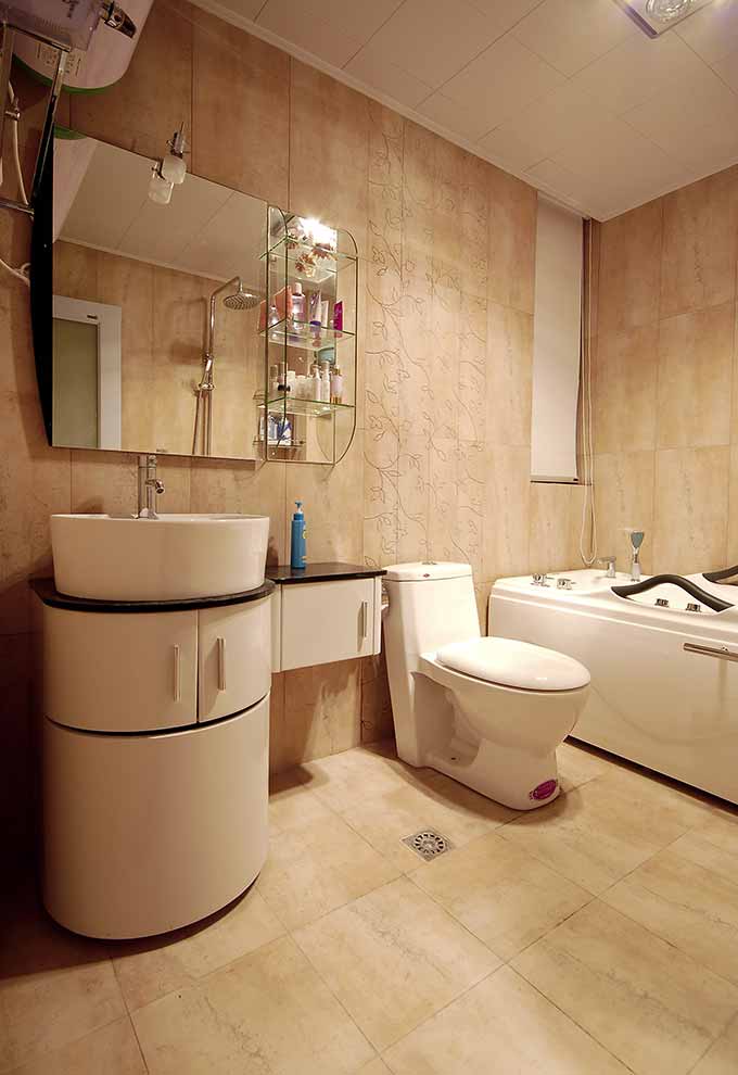 卫浴空间看似简单，设施却很齐全，实用且美观。