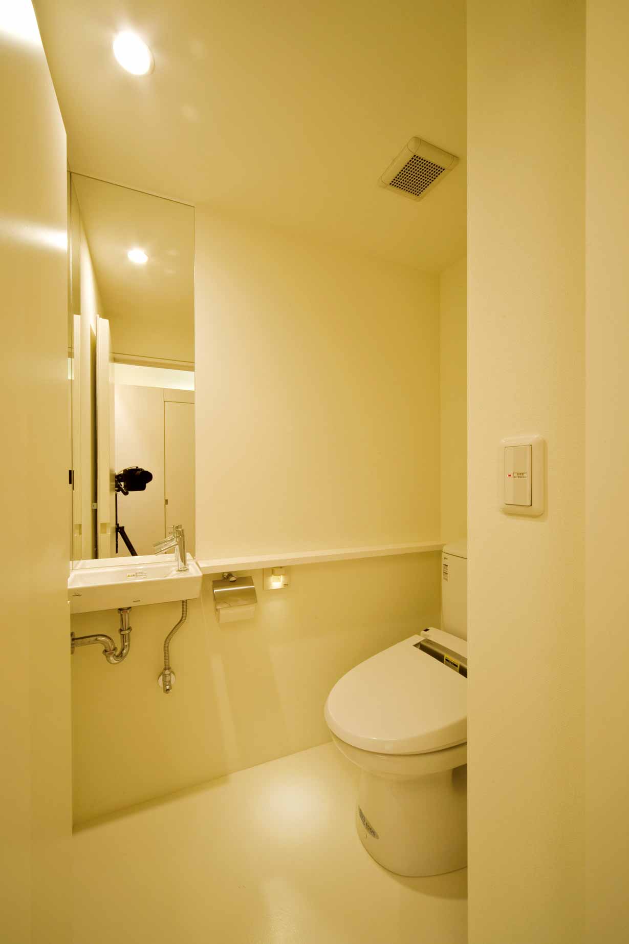 卫生间的设计简约到了极致，只保留了最基本的功能。