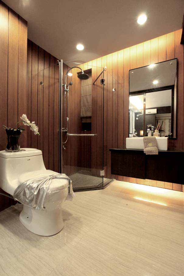 卫生间创意的将木板设计到了墙面上，古典又高雅。