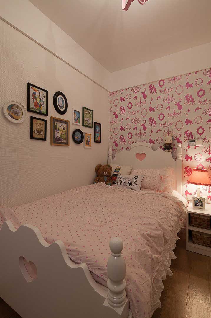 次卧空间的设计更显温馨，照片墙的设计带来了几分活力与精彩。