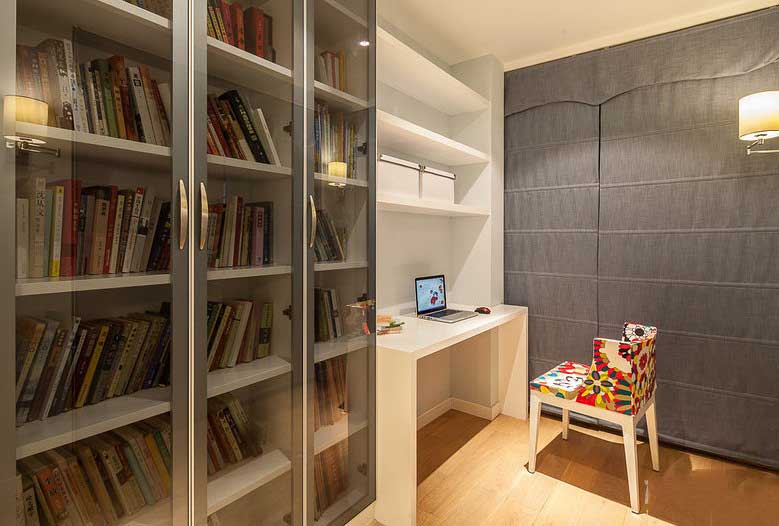 书柜的设计能够储存大量的书本，实用且美观。