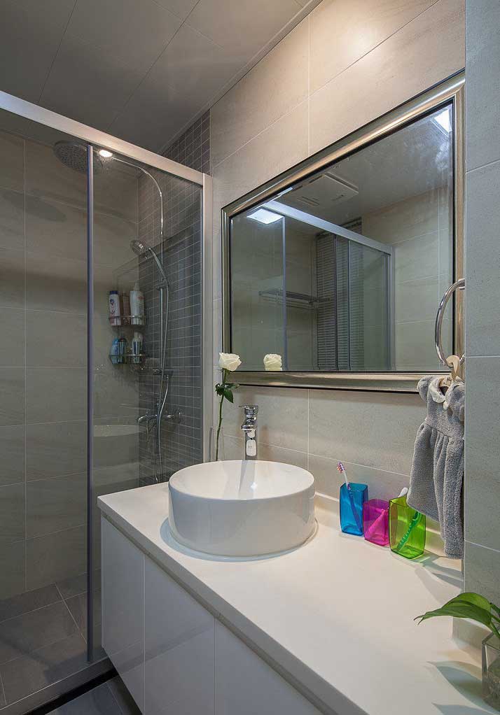 镜子与洗浴池，都兼顾了实用性和装饰性，在使用的同时，也增加了浴室颜色的层次感。