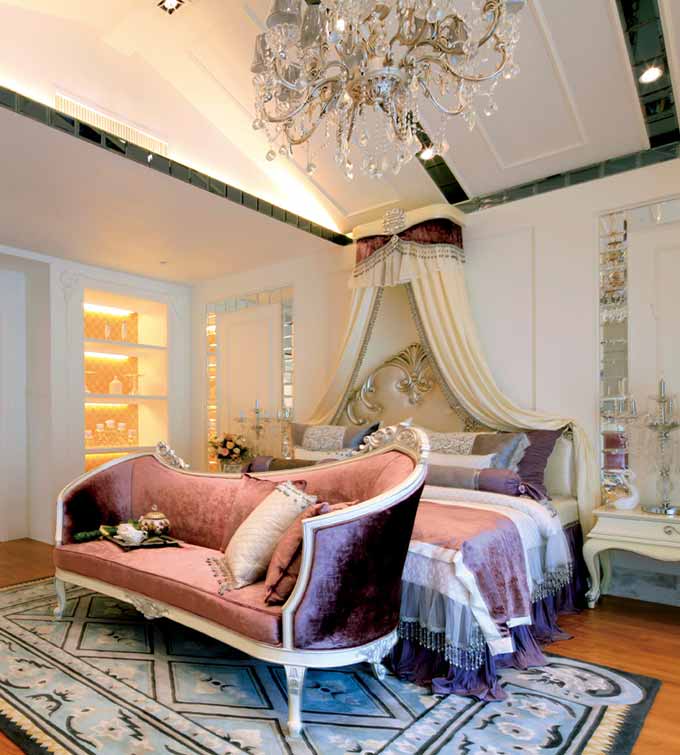 浪漫的紫色布置，使得卧室更加高贵而温馨。
