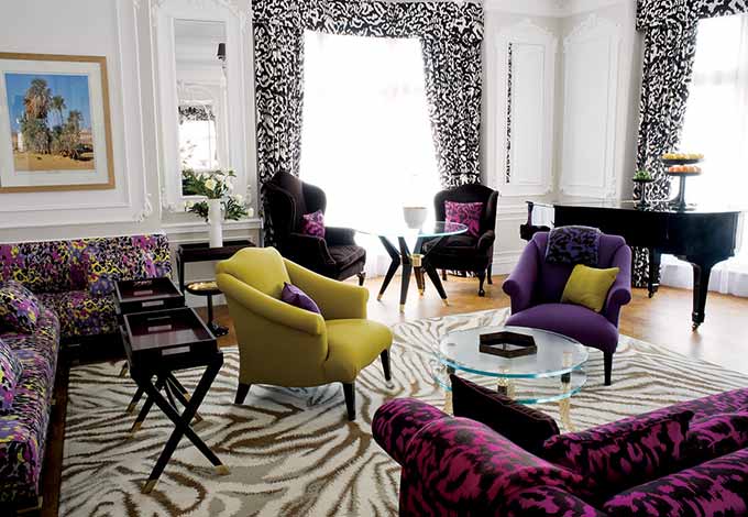 家居颜色的选择也有讲究，以花纹为主基调的客厅，需要浅色的调和，让设计更加饱满。
