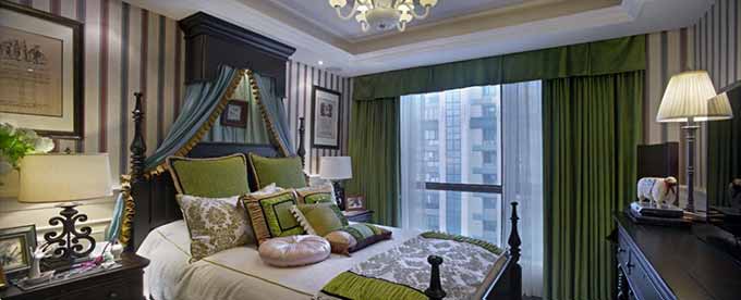英伦风格的竖条纹墙纸简洁温馨，绿色的窗帘和床上饰品相互呼应，装饰作用的窗幔虽然不实用却十分浪漫。