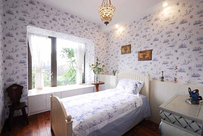 碎花的墙面搭配白色的家居房间雅致的氛围一下就显现了出来。