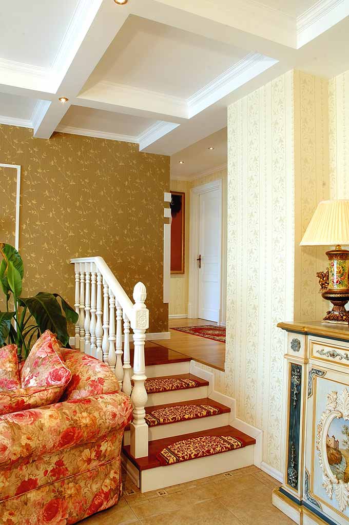 过道是白色楼梯铺上红色地毯，和其他家装风格很搭！