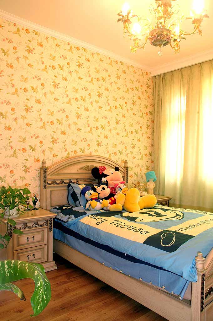 铺着碎花壁纸的儿童房床单用的米老鼠，可爱活泼！