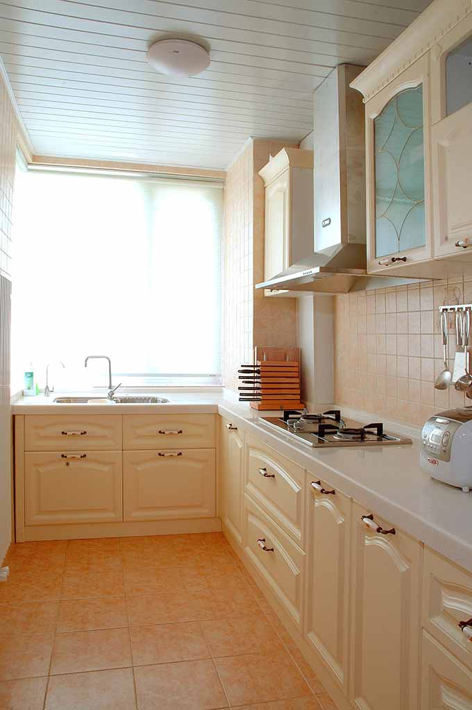 乳白色的欧式风格厨柜和米色地砖很搭配！