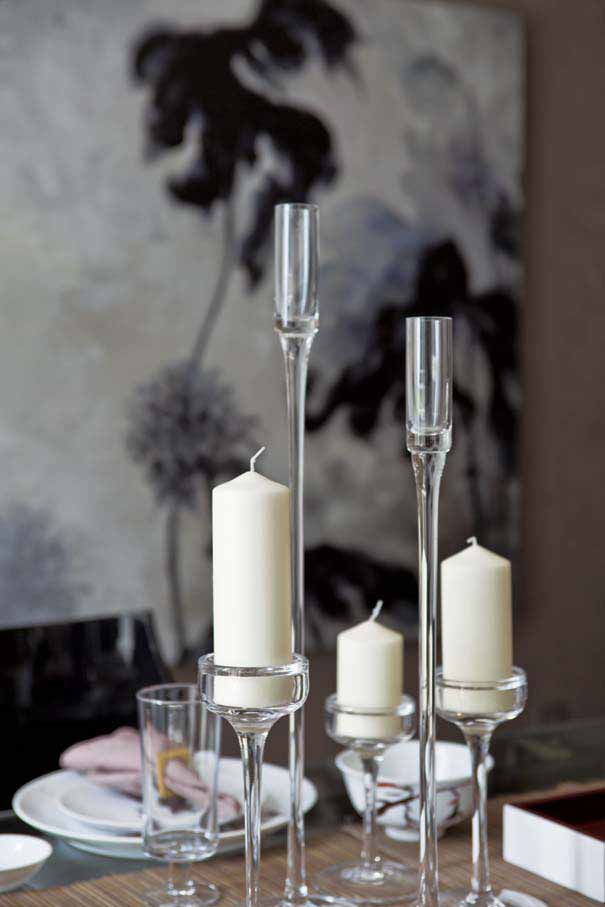 玻璃制的烛台放上白色蜡烛制造浪漫晚餐！
