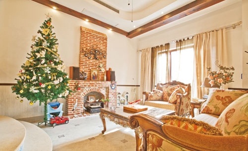 壁炉旁边放着的圣诞树很有浓烈的西方感觉！