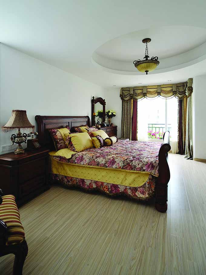 宽敞的卧室，雍容华贵又温馨可居。