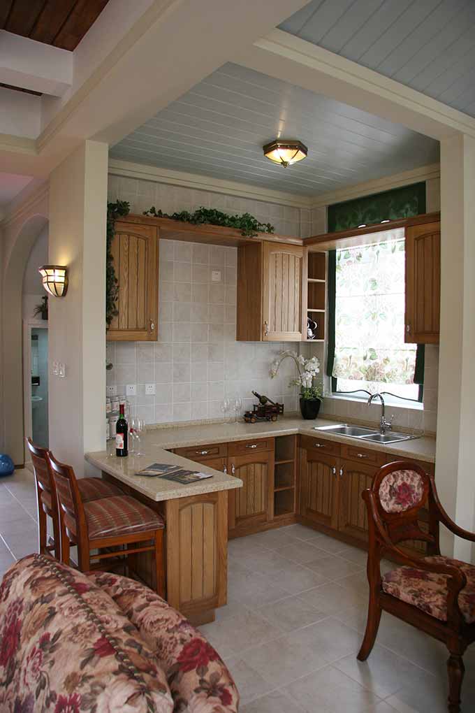 与其他区域不同，厨房选用了前木色的装饰显的格外温馨。