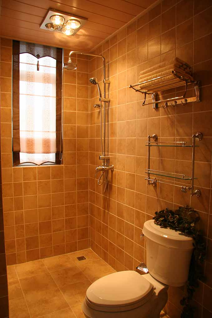 卫生间的空间虽小却五脏俱全，干湿区域没有分离，后期可以装上浴帘也很便捷。