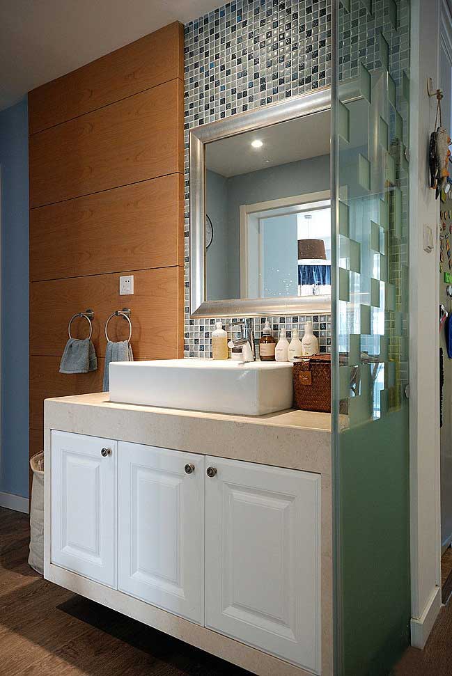 时尚的马赛克搭配欧式镀银的镜框设计让整体卫生间透露出时尚感。