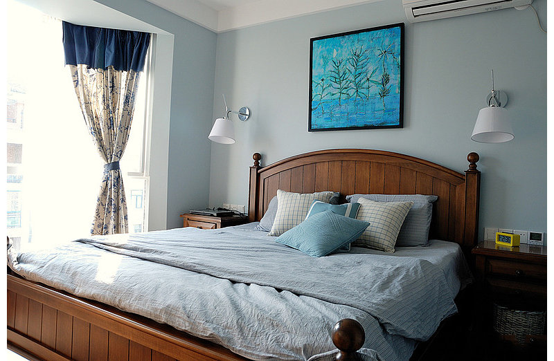 卧室的面积不大，简洁的设计显的十分温馨。