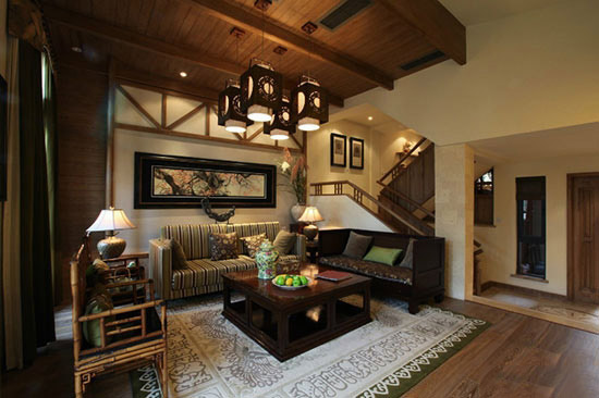 客厅展现出典型的中式特色，大量木质元素的铺底让空间色彩显得凝重而有禅意，天然实木木板的拼接浑然天成，让空间更具整体性。
