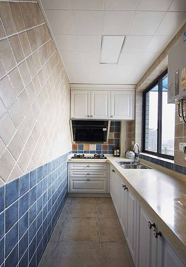 厨房窄长的格局并不实用，将炉灶设计在最里面可以避免油烟跑出厨房。