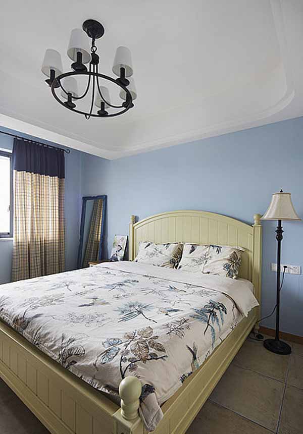 蓝色的墙面搭配象牙色的床显的十分温馨。