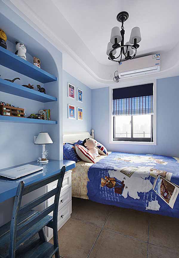 设计师使用了多种蓝色来装点房间，使空间更有层次感。
