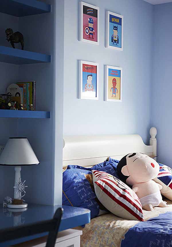 儿童房的设计充满了卡通元素，床头的漫威卡通画和可爱的蜡笔小新抱枕，可爱充满童趣。