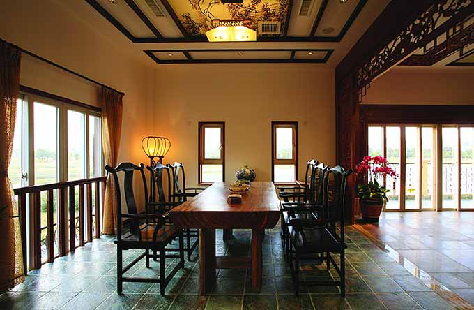 餐厅的长桌、餐椅同样用十分中式的家具。