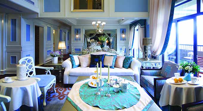 窗帘的深蓝，墙面的浅蓝，茶几的湖蓝，一深一浅的设计让空间富有层次感。