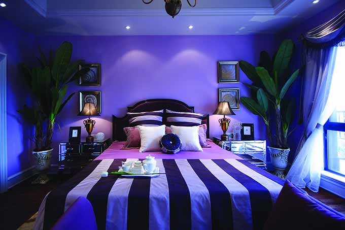 卧室的装修可以说是浪漫至极，整体淡紫色的设计高贵神秘，典雅的装饰品布置的十分精巧。