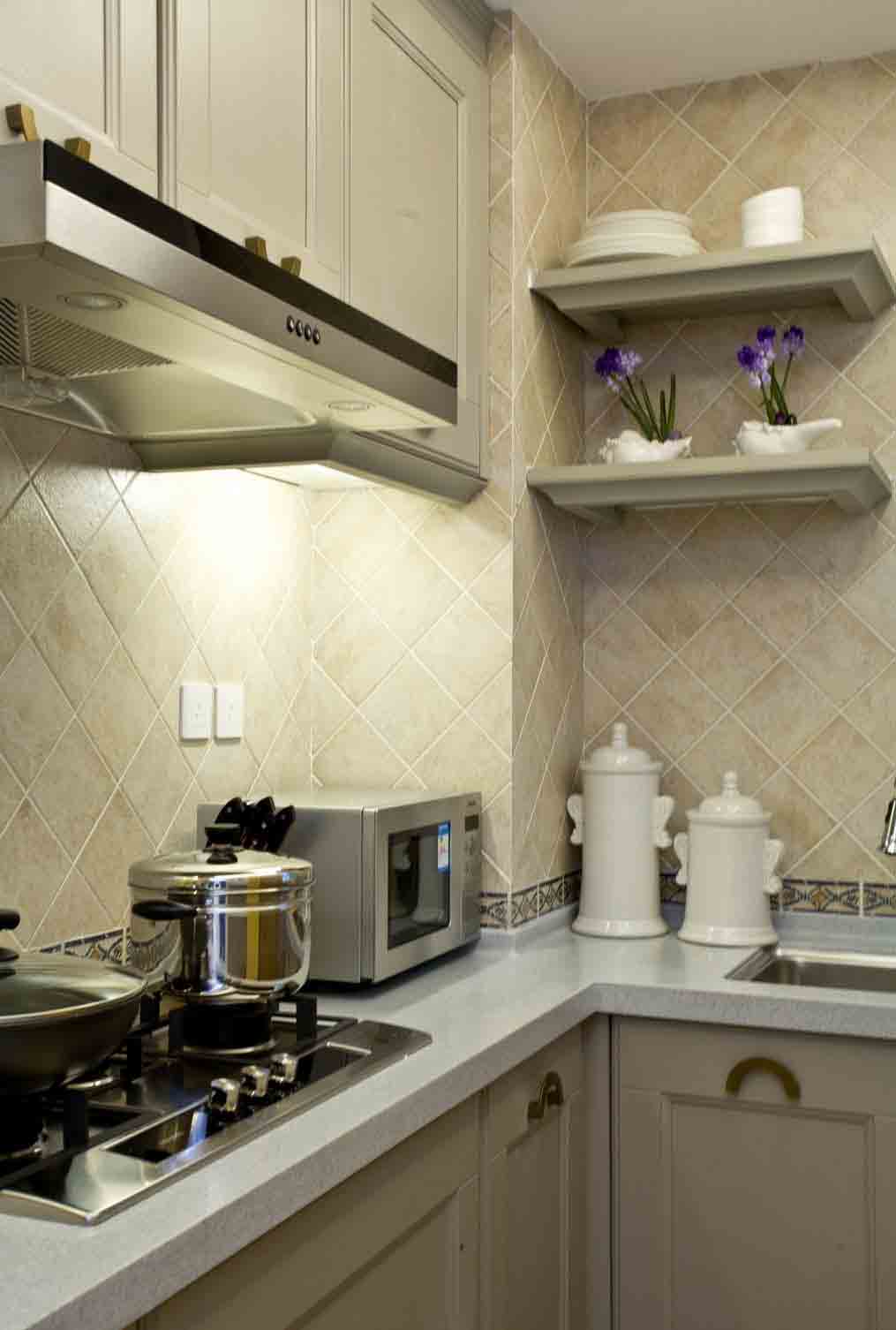 素雅的米色瓷砖，让厨房看起来十分整洁，清洁起来也是很方便。