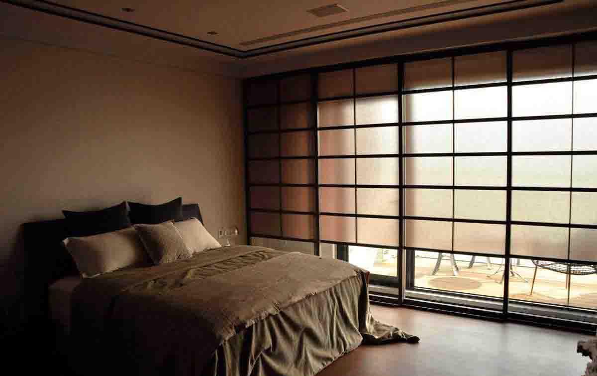 主卧的床头墙采取日本传统“和纸”呈现，简单自然耐看，围塑出浓浓的现代日式况味。