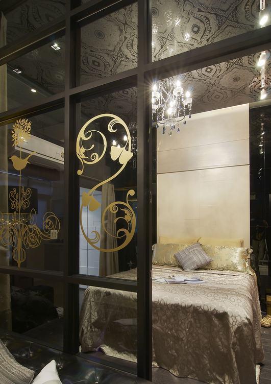 设计师采用金色壁贴贴饰出空间的精致质感。