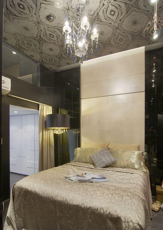 屋主在看似简约的木质床头墙面上，设计师喷以金粉增添低调奢华感。