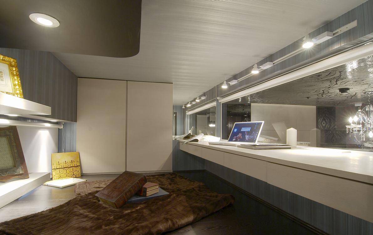 以浅色系为设计基底，规划无压迫感的客房空间。